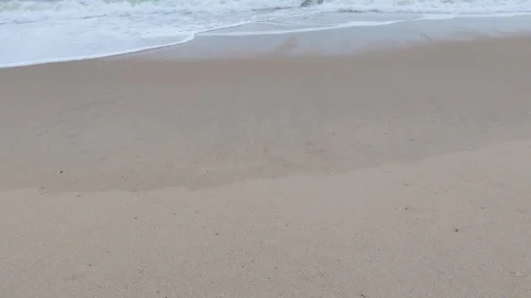 Beach and waves tilt up overcast 스톡 동영상 91333487