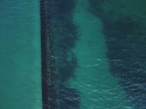 Beach and waves from top view. Turquoise water background from top view. Foto stock