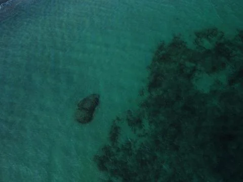 Beach and waves from top view. Turquoise water background from top view. Foto stock