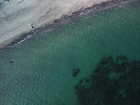 Beach and waves from top view. Turquoise water background from top view. Foto stock