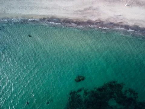 Beach and waves from top view. Turquoise water background from top view. Foto stock