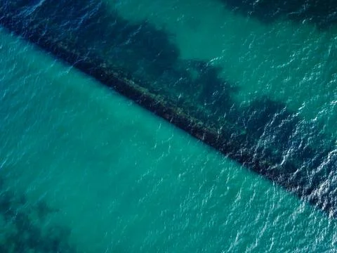 Beach and waves from top view. Turquoise water background from top view. Foto stock