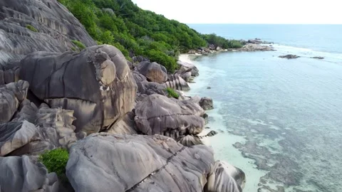 A beach with big rocks in the Seychelles Vídeo Stock 167833264