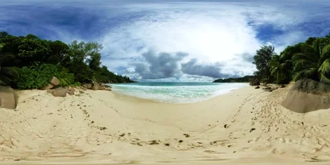 Beach with boulders and turquoise waves. Mahe, Seychelles. Vídeo Stock 343335482