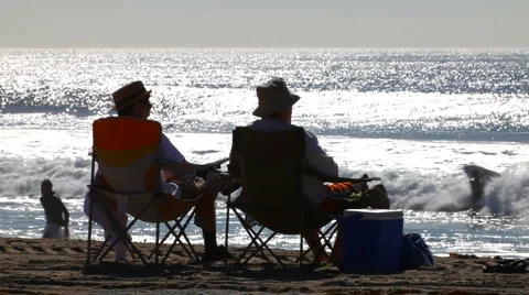 Beach bums 02 - side angle with big waves Video stock 5087515