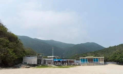 Beach cafe surrounded by forests, mountains and sand Foto stock