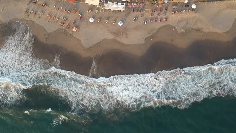 Beach in canggu with big waves during sunset 库存影片 129519195