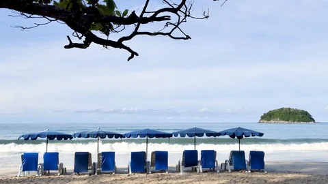 Beach chairs and umbrellas at Kata beach Phuket, Thailand Vidéo 118641953