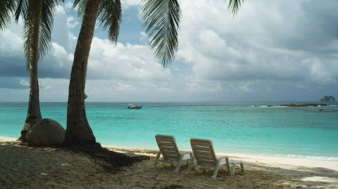 Beach with chairs 스톡 동영상 518412