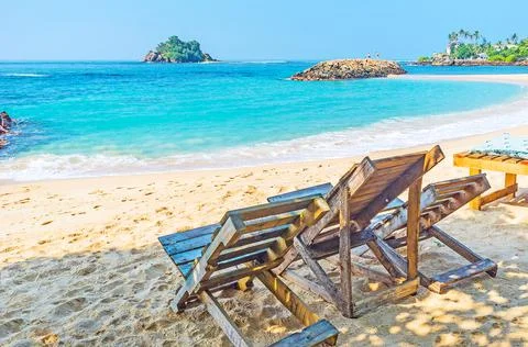 The beach chais in shade in  Midigama resort, Sri Lanka Stockfoto's