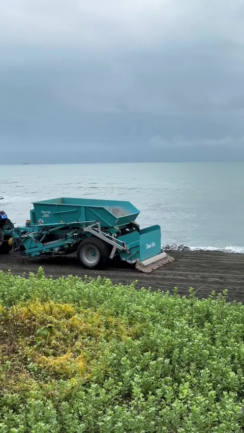 Beach cleaning machine tractor robot filter sand debris vibrating filter 스톡 동영상 338315759