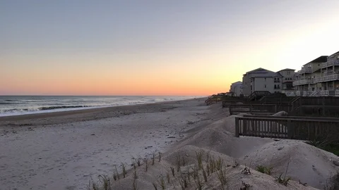 Beach Coast During Sunset w/ Beach Homes Vidéo 106739562