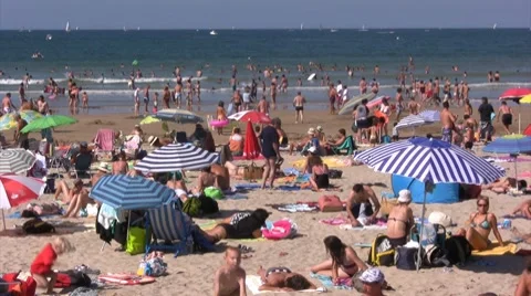 Beach crowd during summertime Stock Footage 8507526