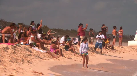 Beach crowd taking photos Vidéo 1065047