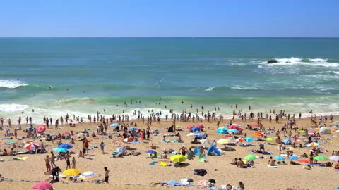 Beach crowds and rolling surf at Plage de Milady in Biarritz Vídeo Stock 341599201