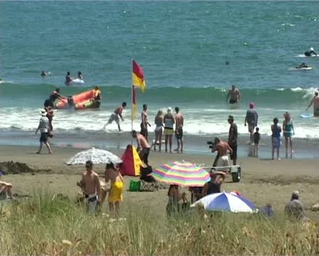 Beach CU swimmers Vídeo Stock 10909194