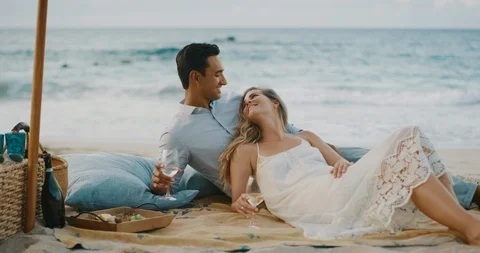 Beach cuddles Stock Footage 116269578