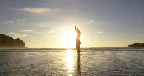 Beach dancing ballerina Vídeo Stock 125417529