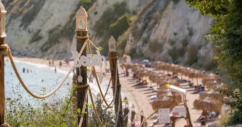 BEACH DECORATION WITH SEASIDE BLURRED BACKGROUND 库存影片 83016831