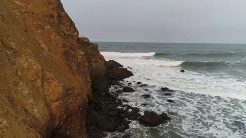 Beach Drone Aerial Reverse Flight Over Rocks Pacifica California 스톡 동영상 82545975