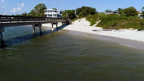 Beach Drone Shot with Pier Vídeo Stock 99612700