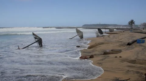 Beach erosion and damage caused by sea flooding on Durban's beaches. Vídeos de archivo 43283338