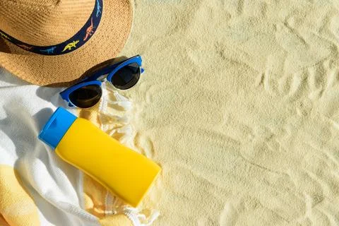 Beach Essentials with Hat, Sunglasses and Sunscreen  Summer Vacation Flatlay Stock-Fotos