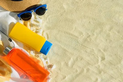 Beach Essentials with Hat, Sunglasses, Sunscreen and Water Bottle. Summer V.. Stock-Fotos