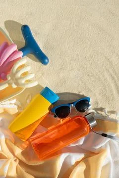 Beach Essentials with Hat, Sunscreen, Water Bottle and Toys. Stock-Fotos