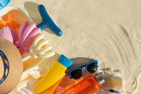 Beach Essentials with Hat, Sunscreen, Water Bottle and Toys. Stock-Fotos