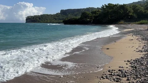Beach with foamy waves, sea landscape with mountains Turkey, horizon coast Stock-Footage 273781446