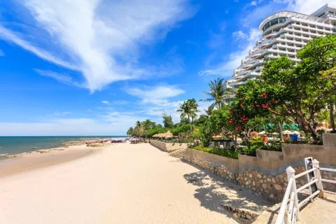 The beach in front of a large hotel Foto stock