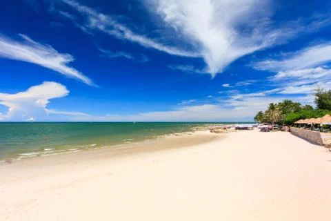 The beach in front of a large hotel Foto stock