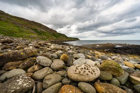 Beach full of large rocks eroded by waves and cliffs on the Isle of Skye Foto stock