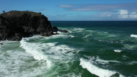 Beach to Heads tracking shot with final pan to coast line 库存影片 116413327