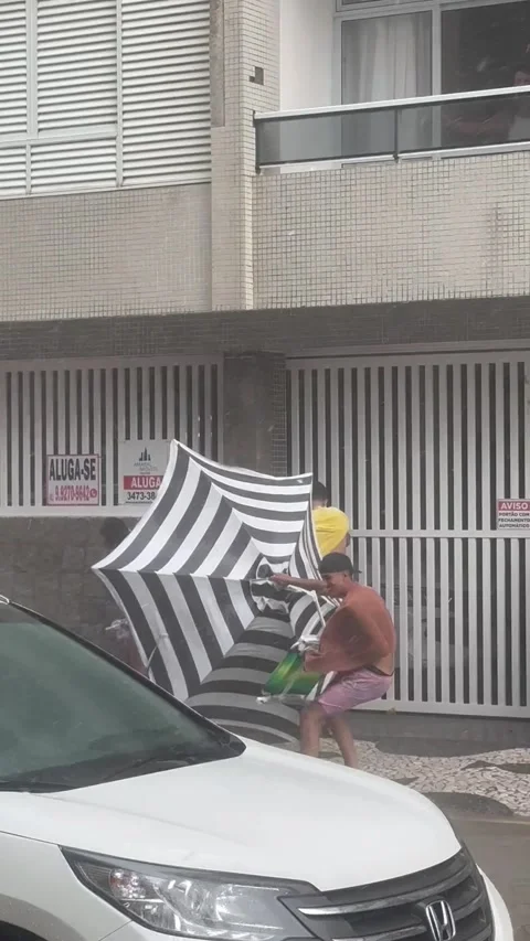 Beach Hero Fights Storm to Save Umbrella, Caioba Beach, Parana, Brazil - 02 Jan  Vídeos de archivo 326519790