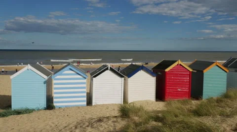 Beach Huts on the foreshore at Southwold Vidéo 67213213