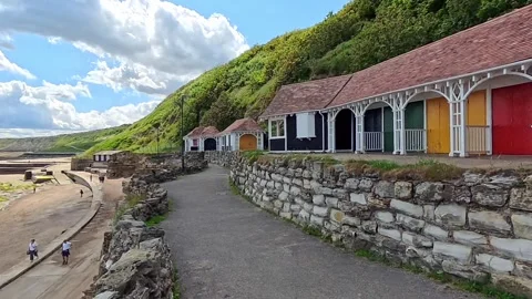 Beach huts on the promenade. Push in shot Stock-Footage 313440403