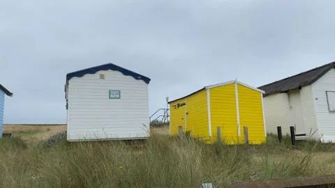 Beach huts seaside house on the sandy shores of Hunstanton 库存影片 137406835