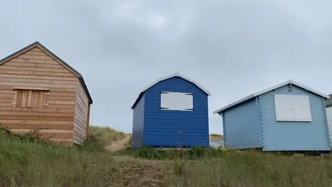 Beach huts seaside house on the sandy shores of Hunstanton Video stock 137420195