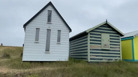 Beach huts seaside house on the sandy shores of Hunstanton 스톡 동영상 137435480