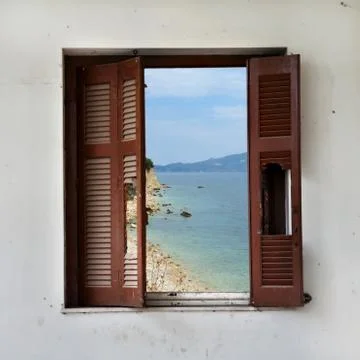 Beach landscape through broken window Stock-Fotos
