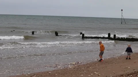 Beach life fun on the sand playing in the low tide adults and children 库存影片 137579372