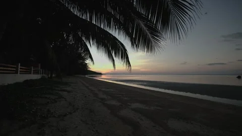 Beach at Maenam during sunset, Koh Samui Stockbeeldmateriaal 334545315