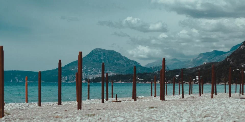Beach with mountains in the background Foto stock