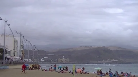 Beach next to the ocean in a cloudy day Stockbeeldmateriaal 80041905