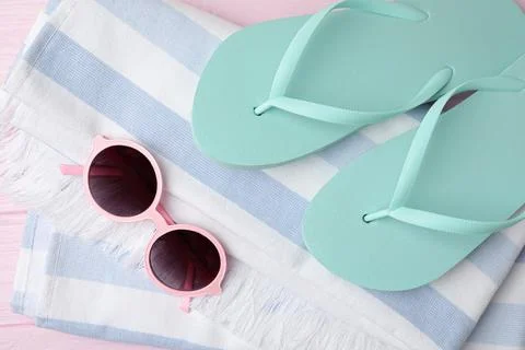 Beach objects on pink wooden background, flat lay 스톡 사진