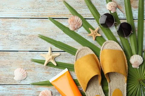 Beach objects on wooden background, flat lay 스톡 사진