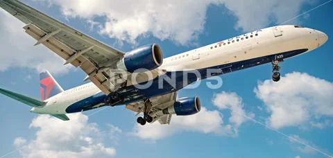 Beach observe low flying airplanes landing near Maho Beach Stock Photos