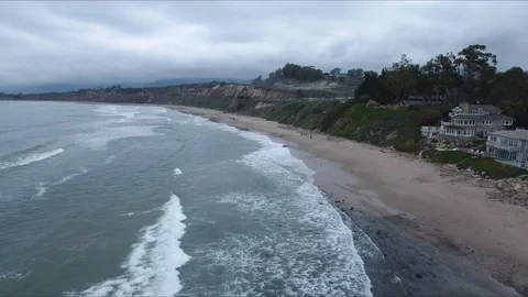 Beach of the Pacific on a cloudy day Video stock 98473718